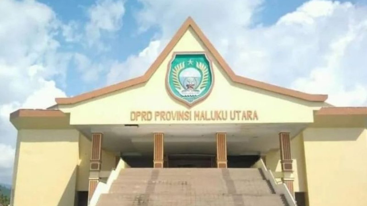 Badan Kehormatan DPRD Maluku Utara memberikan teguran kepada anggota dewan, Agriati Mus, atas dugaan perselingkuhannya dengan Wakapolres Pulau Taliabu yang viral di media sosial.