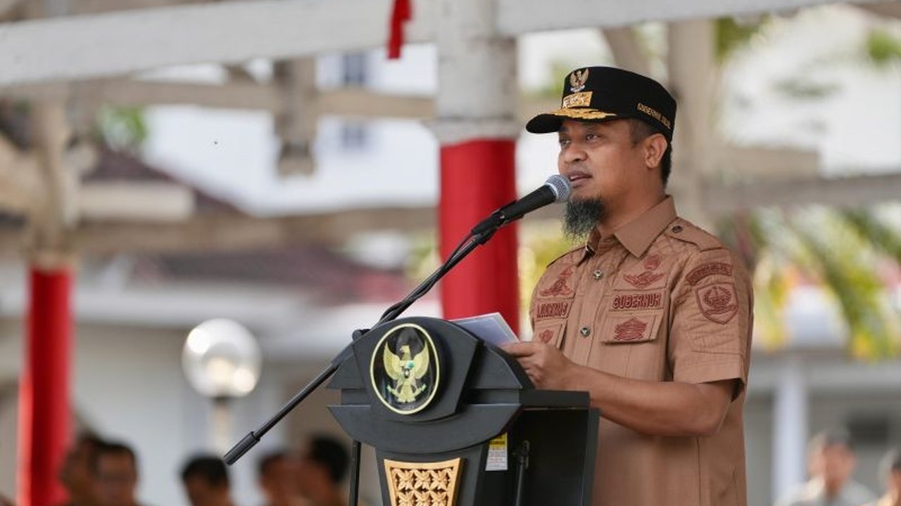 Gubernur Sulsel, Andi Sudirman Sulaiman, mengizinkan ASN Pemprov Sulsel untuk menerapkan sistem kerja fleksibel tiga hari dalam seminggu guna meningkatkan efisiensi anggaran dan operasional.