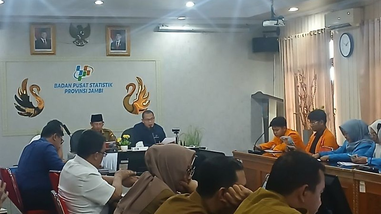 Badan Pusat Statistik (BPS) Jambi mencatat peningkatan daya beli petani sebesar 10,51 persen pada Februari 2025, didorong kenaikan harga komoditas pertanian dan penurunan harga beberapa barang kebutuhan.
