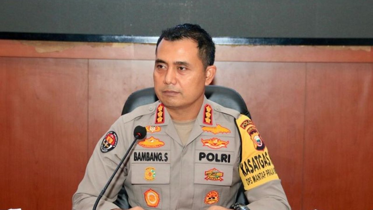 Kompol S, Wakapolres Pulau Taliabu, dicopot dari jabatannya setelah diduga berselingkuh dengan oknum anggota DPRD Maluku Utara, AYM alias Agriati, kasus yang diungkap putrinya di media sosial.