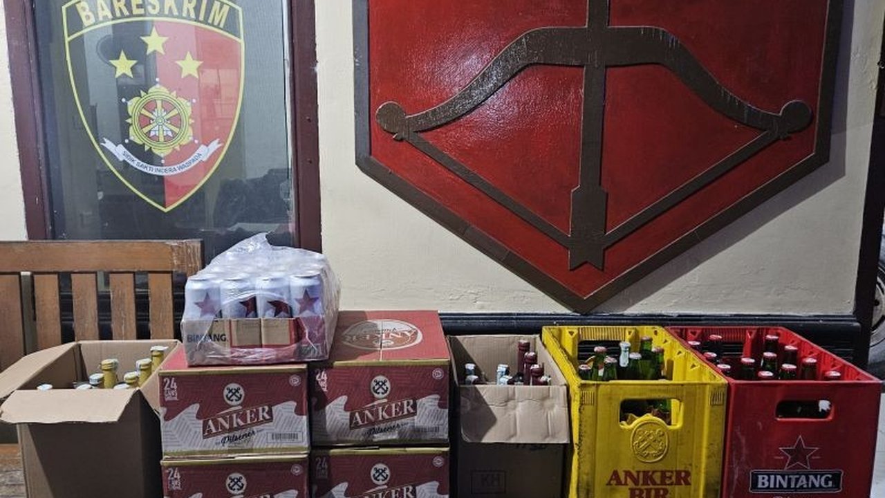 Kepolisian Resor Belitung mengamankan 147 botol dan kaleng minuman beralkohol ilegal dari sebuah toko di Tanjungpandan selama Operasi Pekat Menumbing 2025.