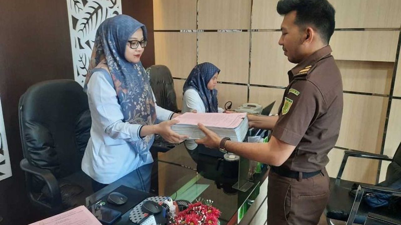 Kejari Bireuen telah melimpahkan berkas perkara tindak pidana pencucian uang (TPPU) bandar narkoba, N, ke Pengadilan Negeri Bireuen, dengan barang bukti berupa mobil mewah dan rekening bank.