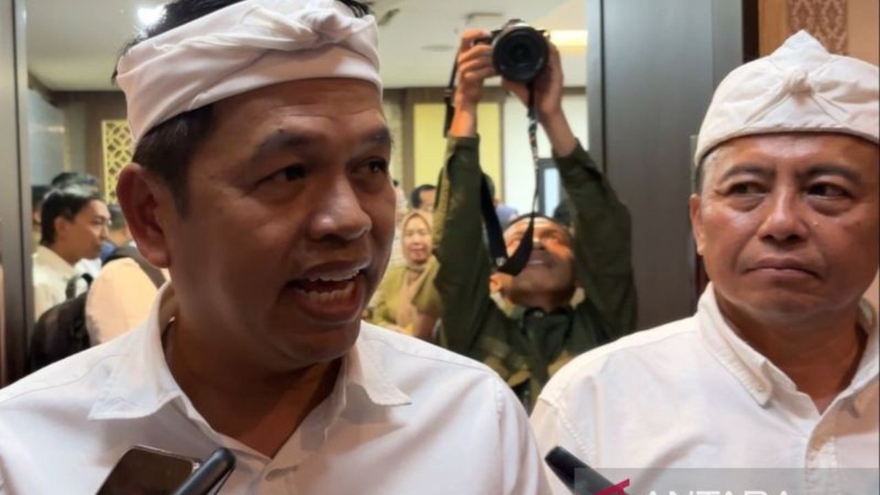 Gubernur Jawa Barat, Dedi Mulyadi, mengumumkan efisiensi APBD Jabar mencapai Rp5,4 triliun yang akan dialokasikan untuk infrastruktur, pendidikan, kesehatan, dan kesejahteraan masyarakat.