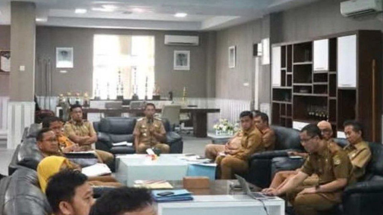 Bupati Sidrap, Syaharuddin Alrif, meminta seluruh SKPD untuk efisiensi anggaran sesuai Inpres Nomor 1 Tahun 2025, dengan pemangkasan anggaran perjalanan dinas hingga 50%.