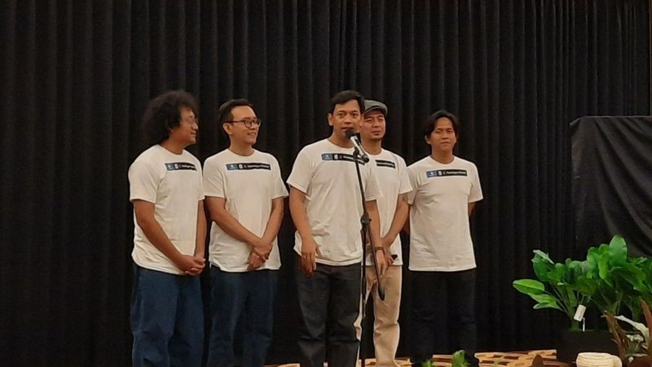 Vokalis D'Masiv, Rian, mengajak masyarakat Jakarta menggunakan transportasi umum untuk mengurangi kemacetan, bahkan memberi contoh dengan mengajak keluarganya naik Transjakarta.