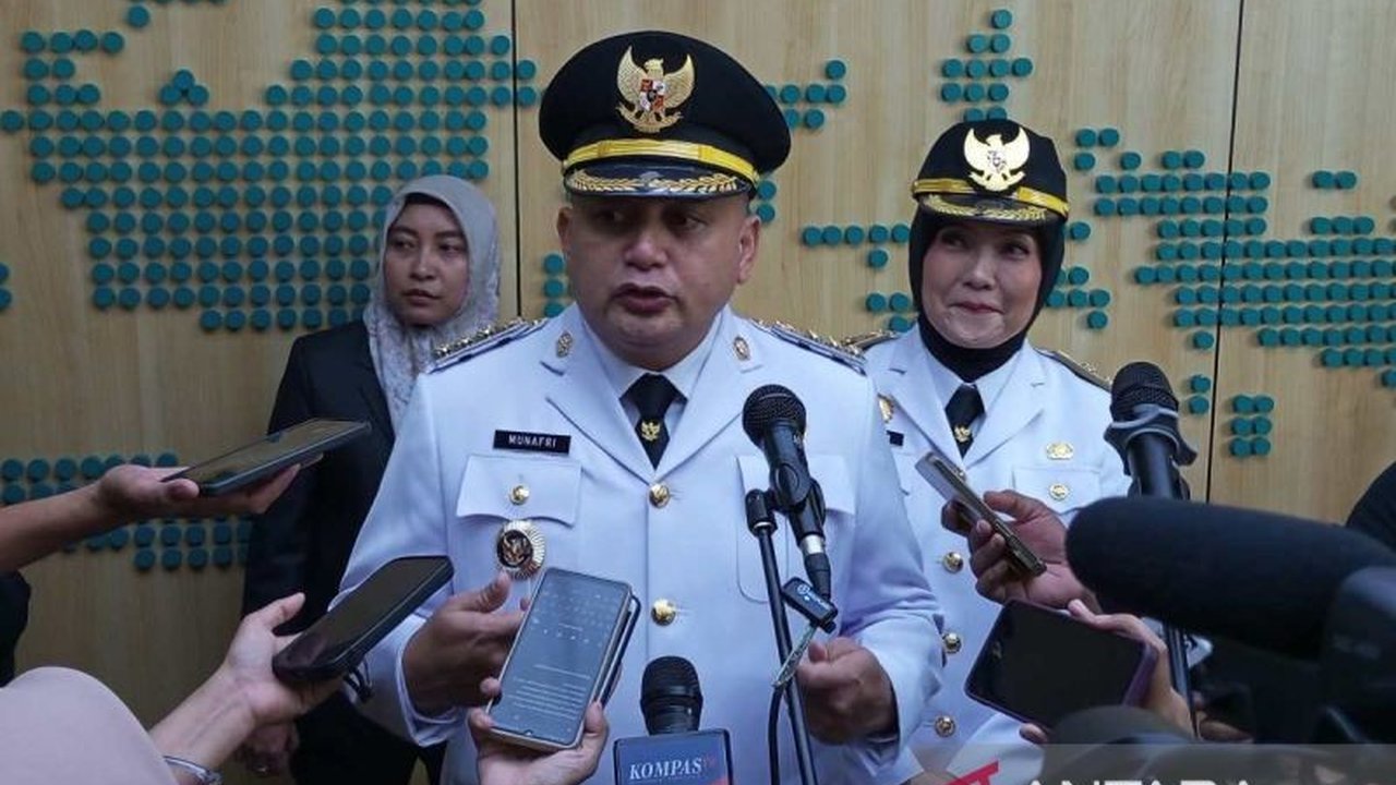 Wali Kota Makassar, Munafri Arifuddin, mengumumkan kebijakan penghapusan iuran sampah untuk warga miskin ekstrem secara bertahap, dimulai dengan mereka yang menggunakan listrik 450 kWh, dengan rencana penyesuaian tarif untuk sektor komersial.