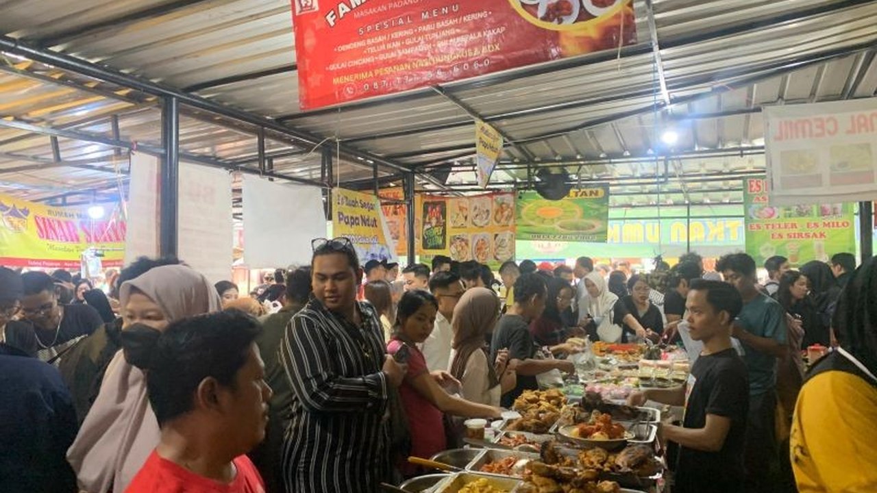 Bazar Takjil Ramadhan di Bendungan Hilir (Benhil), Jakarta Pusat, menjadi pilihan favorit warga untuk berburu takjil dengan harga terjangkau dan suasana ngabuburit yang seru.