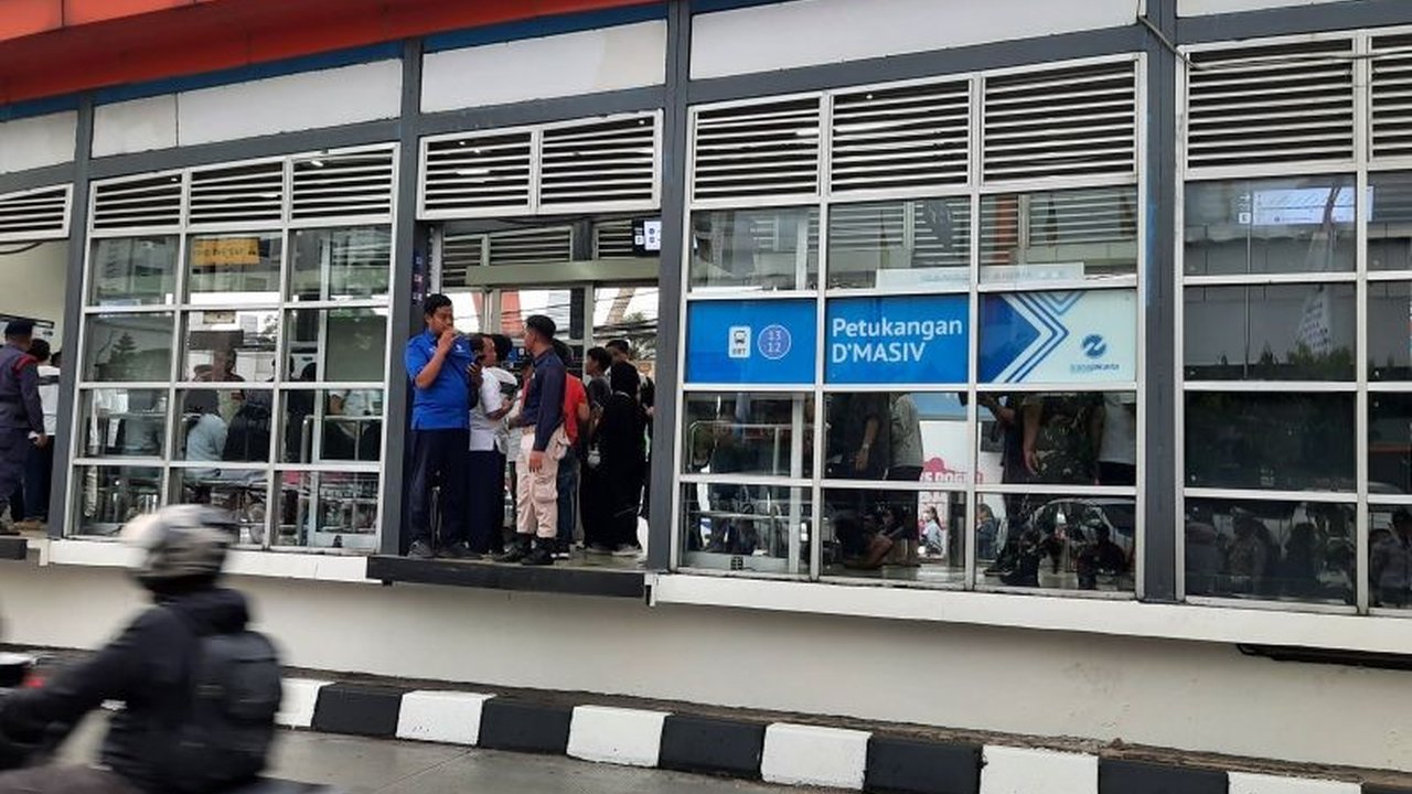 Transjakarta berkolaborasi dengan band D'Masiv untuk mendorong penggunaan transportasi umum, termasuk dengan penamaan Halte Petukangan D'Masiv.