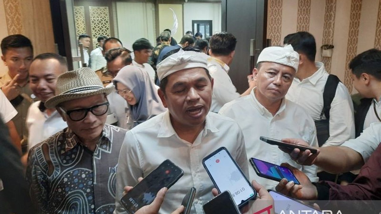 Gubernur Jawa Barat, Dedi Mulyadi, mengklaim 70 persen visi misi dan janji politiknya telah direalisasikan melalui efisiensi APBD Jabar yang dialokasikan untuk kesejahteraan masyarakat.