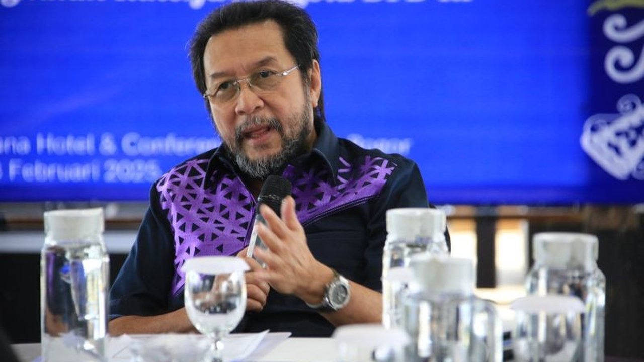 Wakil Ketua DPD RI, Yorrys Raweyai, meminta Kejaksaan Agung untuk tidak gentar memberantas korupsi yang merugikan negara, terutama dalam pengelolaan sumber daya alam.