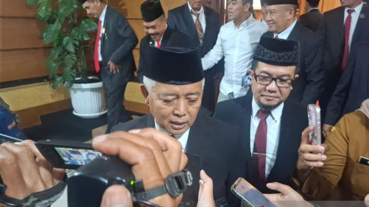 Pemerintah Kabupaten Malang meluncurkan program persalinan gratis bagi warga miskin dengan menunjukkan SKTM di fasilitas kesehatan milik Pemkab Malang, serta pemeriksaan kesehatan gratis bagi seluruh warga.