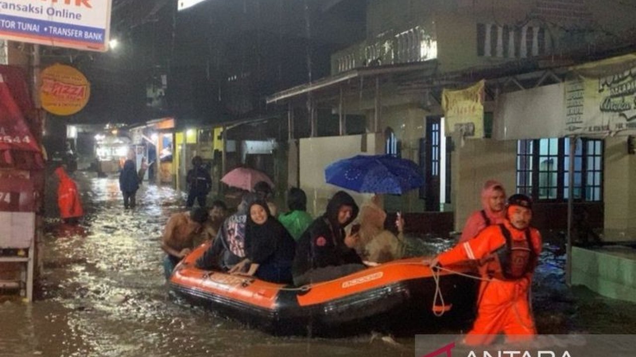 Banjir bandang di Bogor menyebabkan seorang suami hilang terseret arus saat berusaha menyelamatkan istrinya, sementara warga lainnya berhasil menyelamatkan diri.