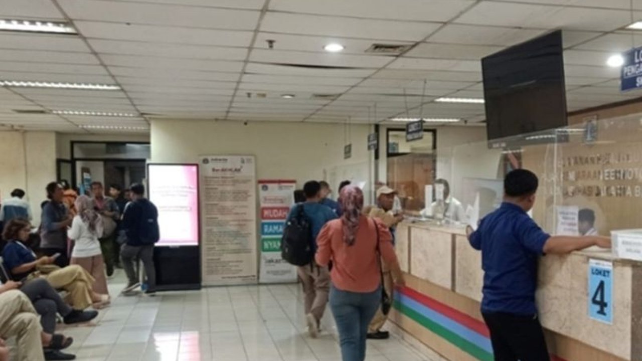 Pelayanan pajak Samsat di UP PKB Jakarta Barat tetap beroperasi normal selama Ramadhan, hanya jam operasional yang mengalami sedikit perubahan.