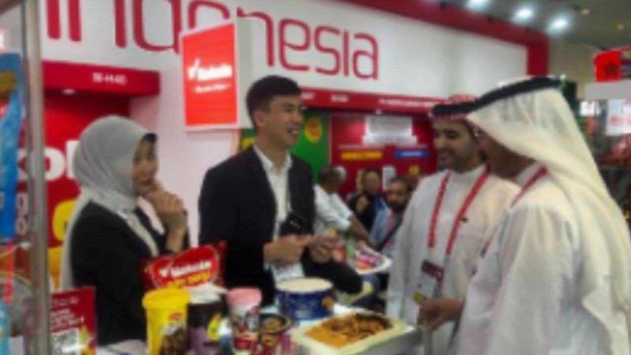 Produk makanan dan minuman Indonesia sukses mencatatkan potensi transaksi hingga Rp40 miliar di pameran Gulfood 2025 Dubai, menunjukkan daya saing tinggi di pasar global.