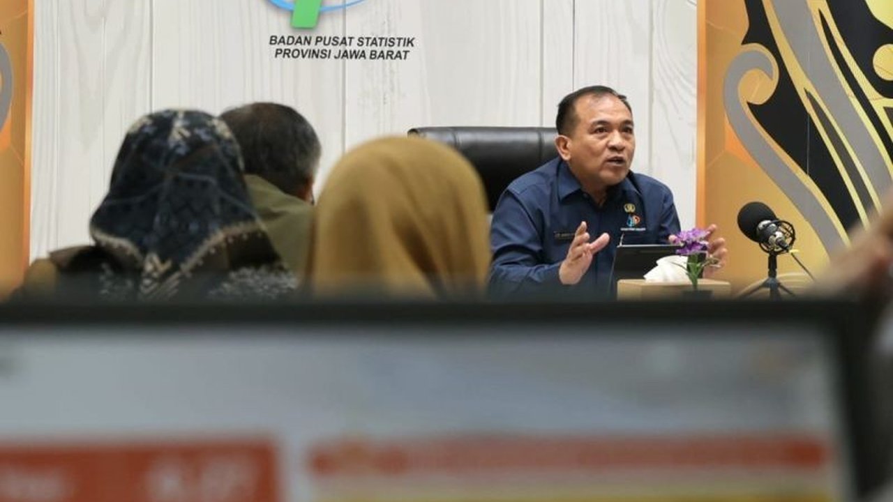 Aktivitas perdagangan Jawa Barat mengalami penurunan pada Januari 2025, baik ekspor maupun impor, meskipun neraca perdagangan masih surplus.