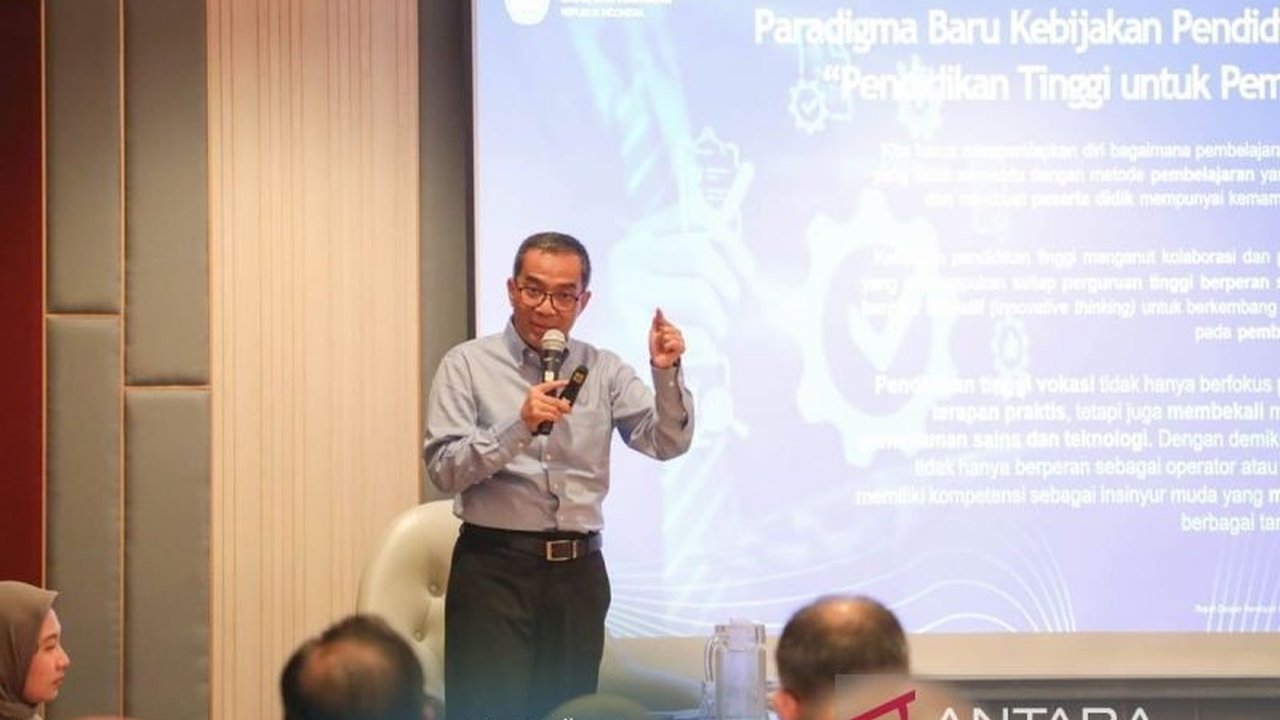 Mendikbudristek Brian Yuliarto tekankan pentingnya riset dan inovasi bagi dosen sebagai kunci kemajuan Indonesia dan keluar dari jebakan negara berpenghasilan menengah, serta luncurkan Panduan Penelitian dan Pengabdian Masyarakat 2025.