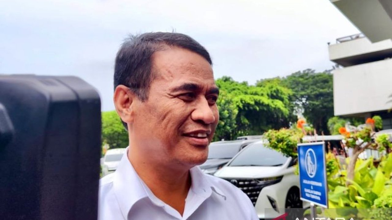 Menteri Pertanian Andi Amran Sulaiman memberikan peringatan tegas kepada pengusaha yang menaikkan harga pangan di atas HET dengan ancaman sanksi administrasi bahkan penyegelan usaha.