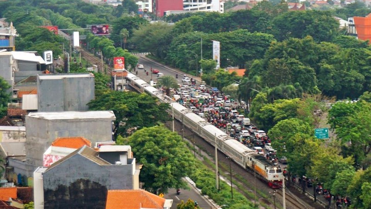 PT KAI Daop 8 Surabaya melarang aktivitas di jalur kereta api, termasuk ngabuburit, dengan ancaman hukuman penjara tiga bulan atau denda Rp15 juta sesuai UU Perkeretaapian.