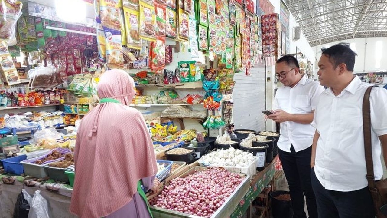 Polres Banjarbaru gencar pantau harga dan ketersediaan sembako di Pasar Bauntung Banjarbaru selama Ramadhan untuk mencegah penimbunan dan kenaikan harga yang tak wajar menjelang Lebaran.