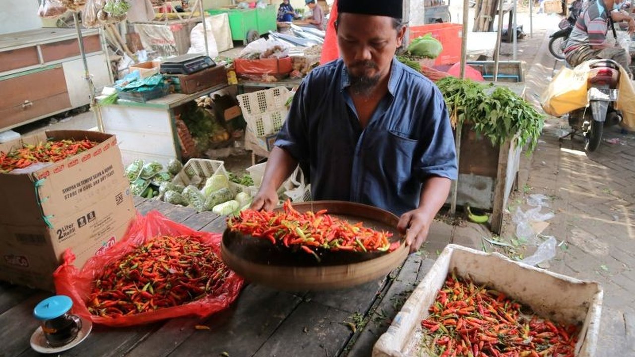Harga cabai rawit di NTB melambung hingga Rp200.000/kg akibat gagal panen, sehingga pemerintah mengimpor 5 ton cabai dari Jawa untuk menstabilkan harga.