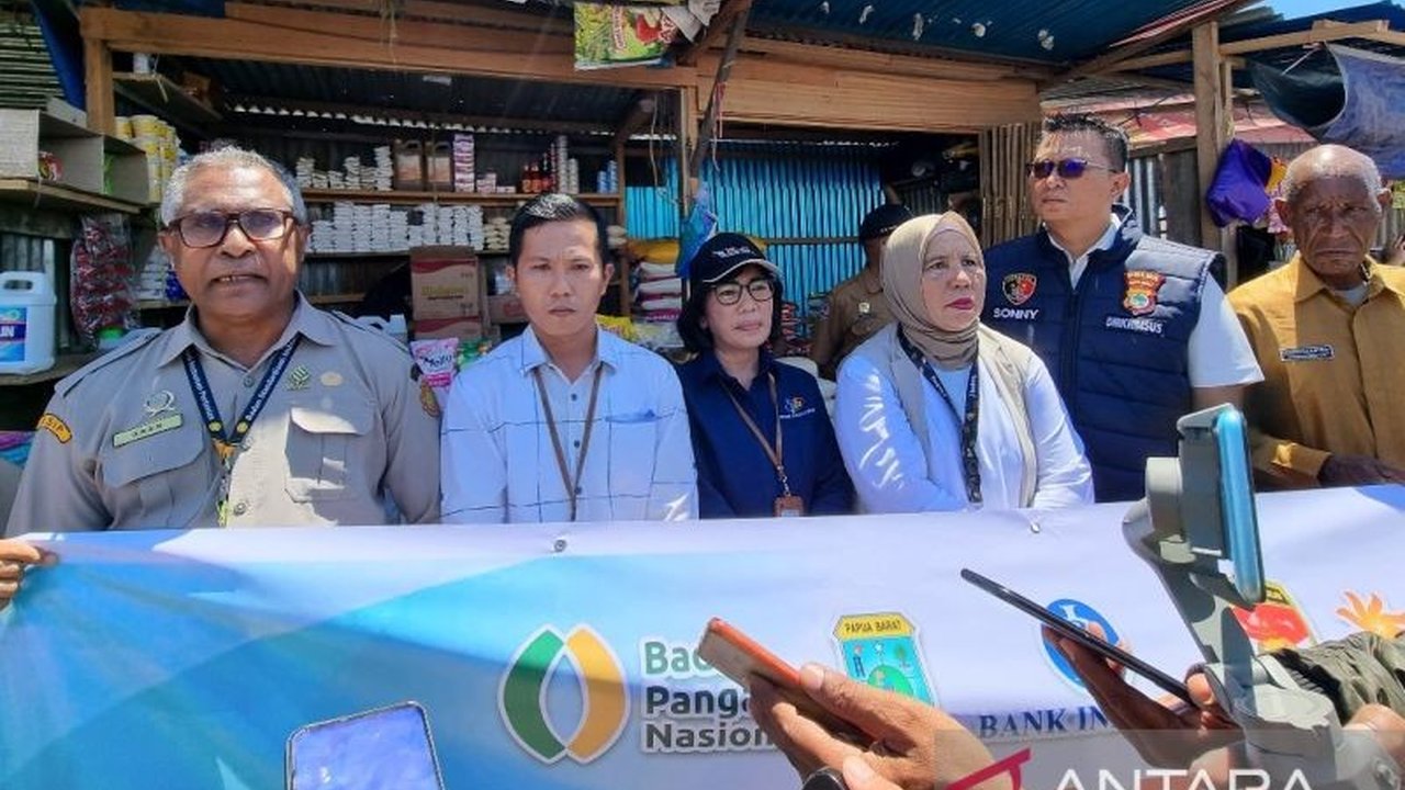 Badan Standardisasi Instrumen Pertanian (BSIP) memastikan lima komoditas bahan pokok untuk Operasi Pasar Pangan Murah di Papua Barat dalam pengiriman, meliputi beras, daging, gula, bawang putih, dan Minyakita.