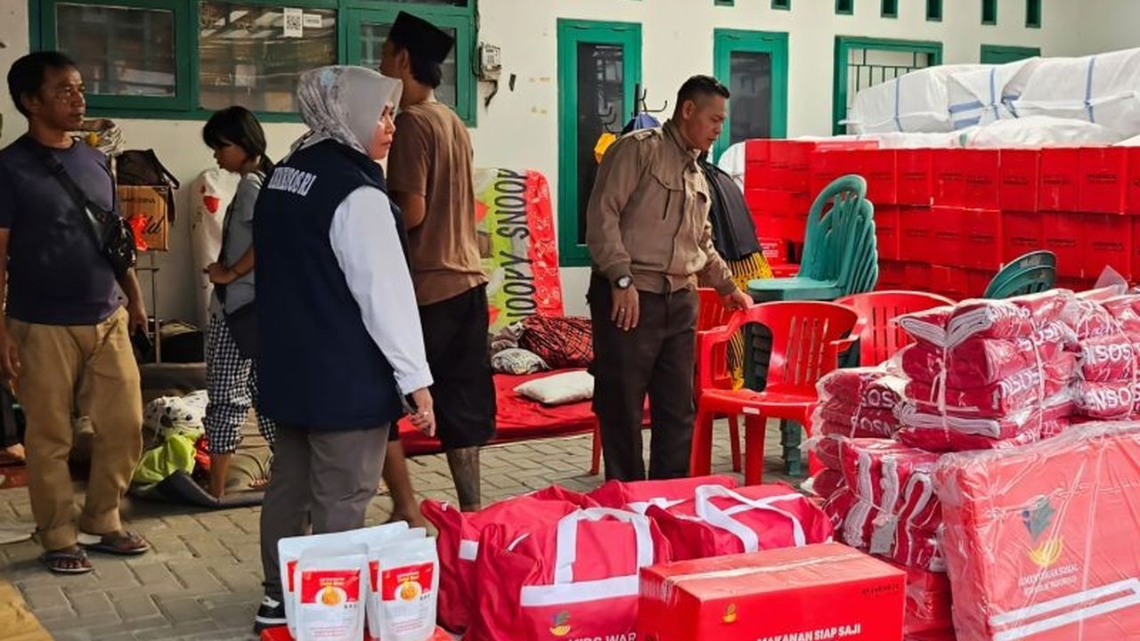 Kementerian Sosial (Kemensos) mendistribusikan bantuan senilai Rp815,5 juta untuk meringankan beban warga Jakarta yang terdampak banjir akibat luapan air dari Bogor.