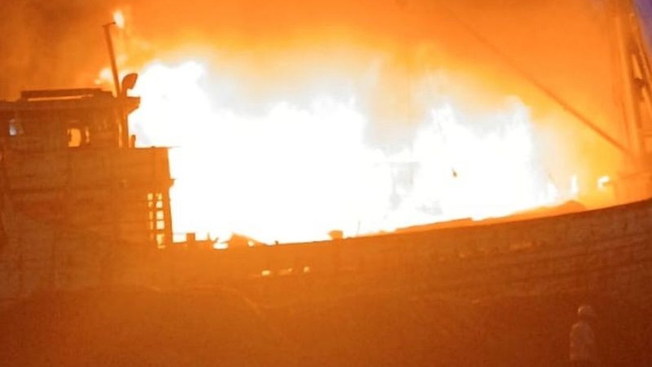 Kebakaran Hebat Landa Pelabuhan Sunda Kelapa, Dua Kapal Terbakar Saat Bongkar Muat