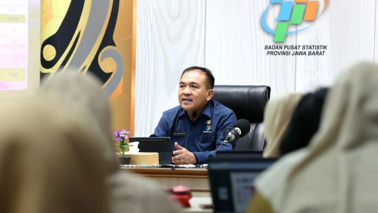 BPS Jabar mencatat deflasi 0,61 persen pada Februari 2025, didorong diskon listrik dan penurunan harga cabai serta bawang, meskipun beberapa komoditas lain mengalami inflasi.