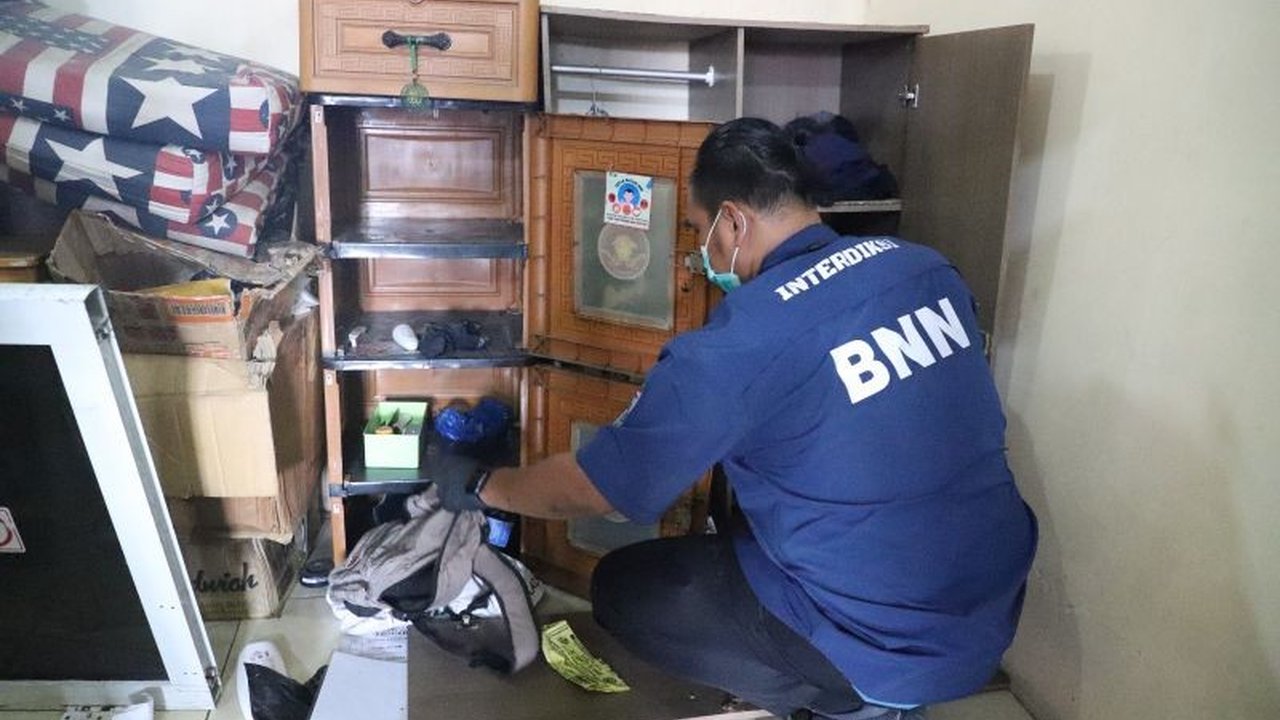 BNN Kota Tangerang mengungkap peredaran narkoba jenis sabu seberat 10,9 kg yang disembunyikan di sebuah ruko berkedok tempat pengobatan tradisional di Tanah Tinggi, Tangerang. Jaringan pengedar berasal dari Aceh.