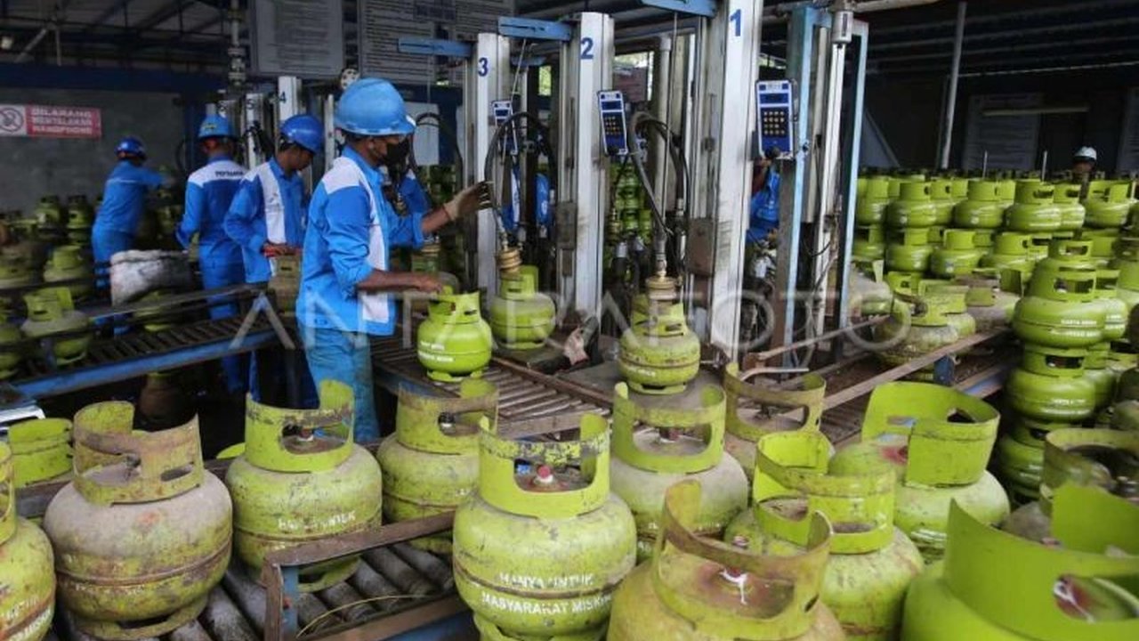 Aceh mencatat impor gas mencapai 66,74 juta dolar AS pada Januari 2025, didominasi impor dari Qatar, AS, dan UEA, mengakibatkan defisit neraca perdagangan.