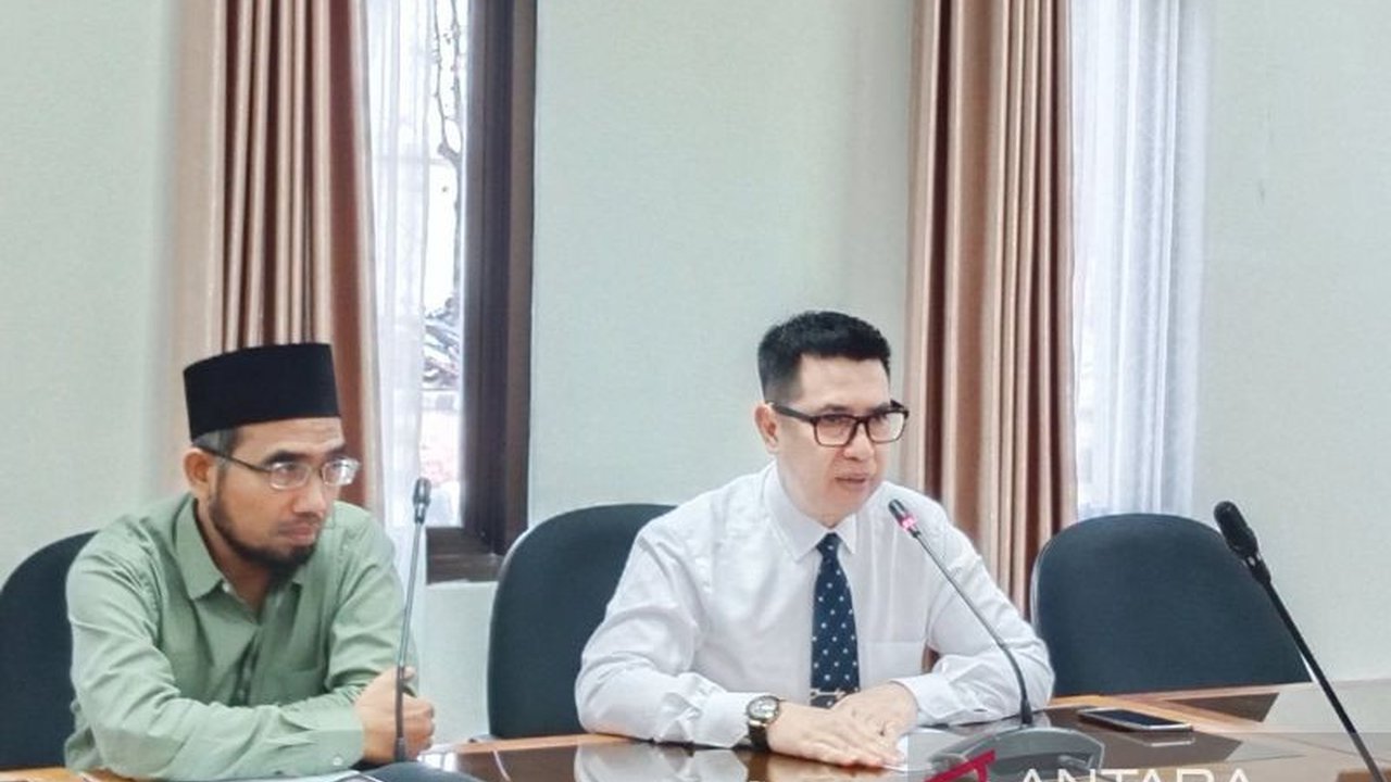 DPRD Kota Yogyakarta mendukung penuh Wali Kota Hasto Wardoyo dalam mengatasi masalah sampah, bahkan anggaran pengadaan mobil dinas dialihkan untuk pembuatan gerobak sampah.