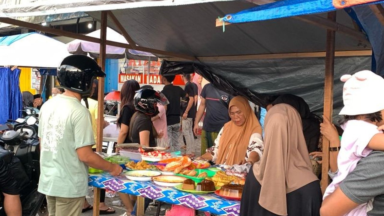Simpang Masjid Raya Al Fatah Ambon menjadi pusat pasar takjil dadakan selama Ramadhan, menawarkan berbagai kuliner khas Maluku dengan harga terjangkau dan menciptakan suasana bulan suci yang semarak.
