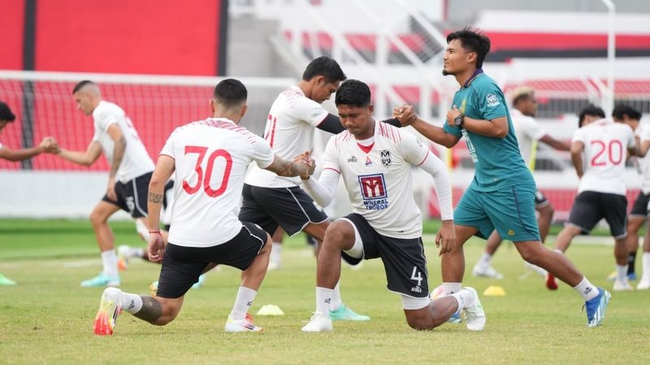 Malut United, dengan tren positif enam laga tak terkalahkan, bertekad membalas kekalahan dari Arema FC dalam pertandingan Liga 1 di Stadion Gelora Kie Raha, Ternate.