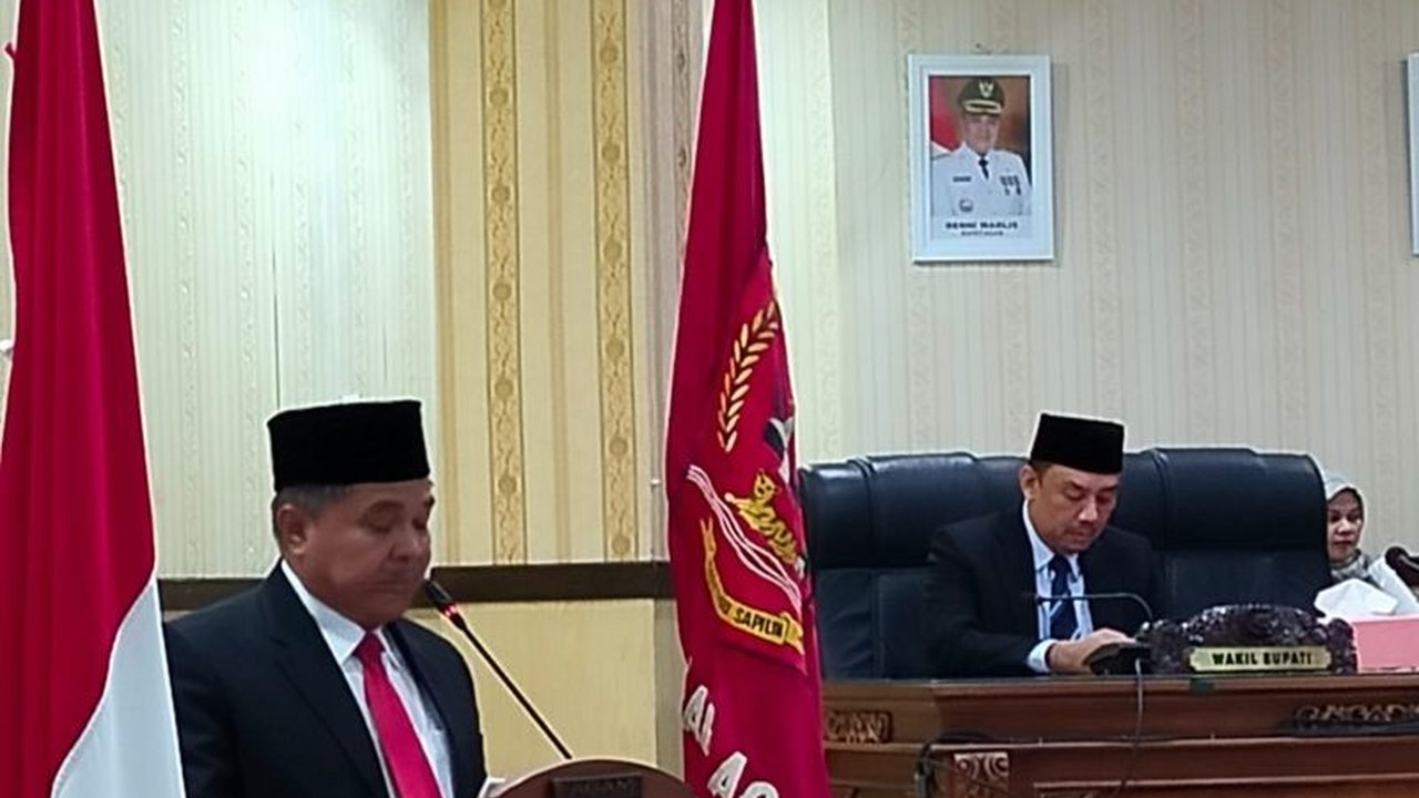 Bupati Agam, Benni Warlis, meluncurkan program 100 hari kerja yang fokus pada peningkatan iman dan taqwa, serta swasembada pangan melalui program sawah murah dan perbaikan irigasi.