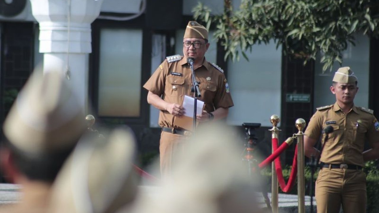 Bupati Garut, Abdusy Syakur Amin, memutuskan untuk mengalihkan anggaran pembelian mobil dinas baru ke sektor kesehatan dan infrastruktur jalan, demi pembangunan yang lebih prioritas di Kabupaten Garut.