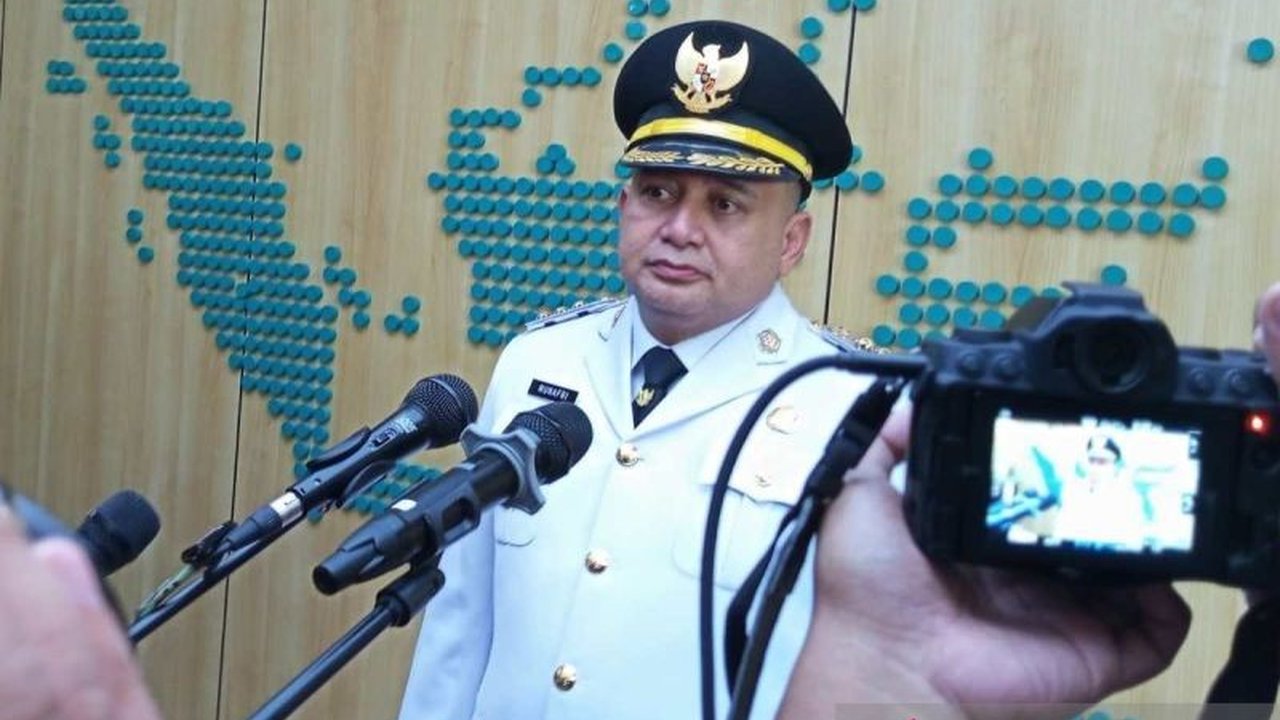 Wali Kota Makassar, Munafri Arifuddin, menargetkan efisiensi anggaran daerah hingga Rp300 miliar melalui revisi anggaran di berbagai SKPD, dengan rincian penghematan pada biaya perjalanan dinas, pertemuan, dan konsumsi.