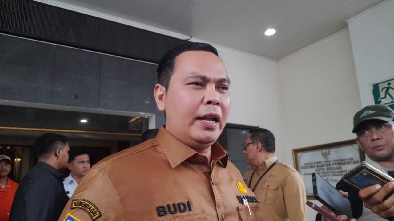 Pemerintah Kota Serang menambah 10.000 penerima bantuan iuran Jaminan Kesehatan (PBI-JK) pada 2025 dengan anggaran Rp4,2 miliar, memastikan akses kesehatan bagi warga miskin.