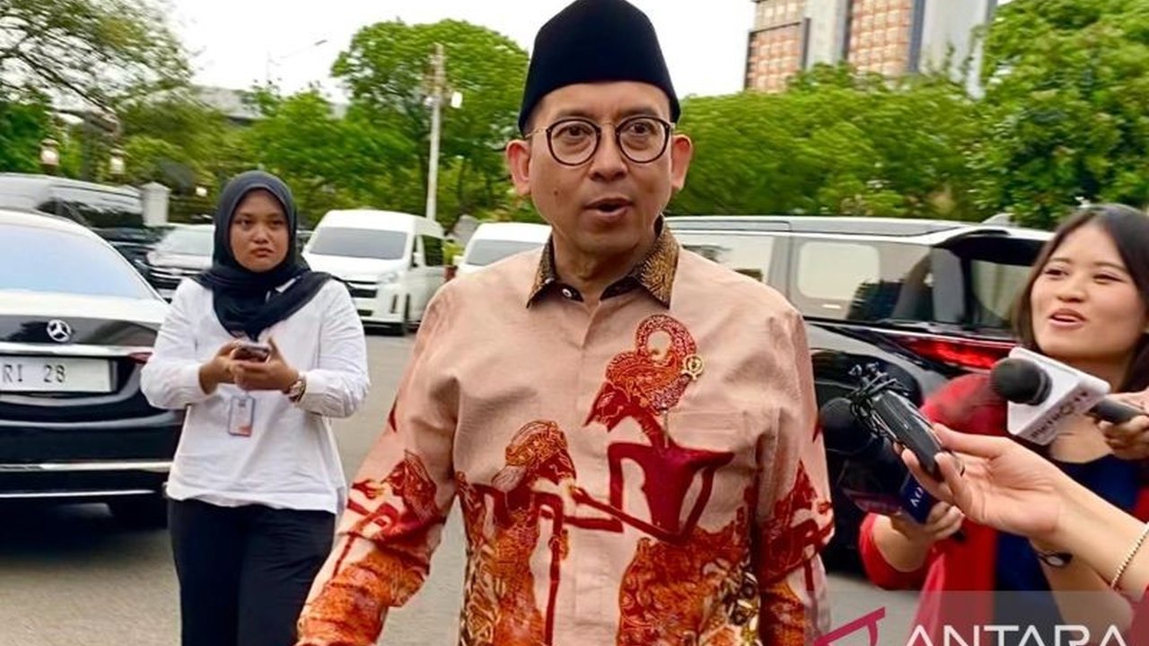 Menteri Kebudayaan Fadli Zon dan Ketua MPR Ahmad Muzani menghadiri undangan buka puasa bersama Presiden Prabowo Subianto di Istana Kepresidenan, membahas berbagai isu termasuk stabilisasi harga pangan.