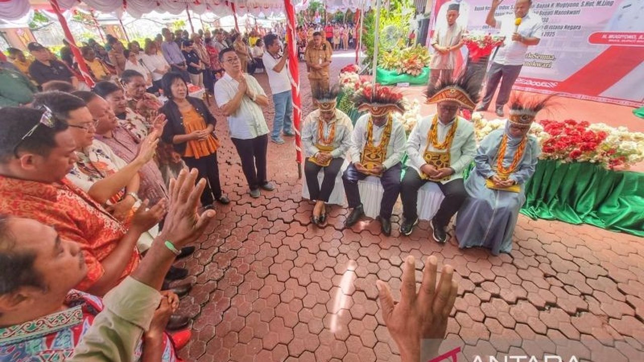Bupati Manokwari, Hermus Indou, berkomitmen menyelesaikan berbagai tantangan pembangunan, termasuk kemiskinan dan stunting, serta mendorong ekonomi hijau dan biru di Kabupaten Manokwari selama masa kepemimpinannya.