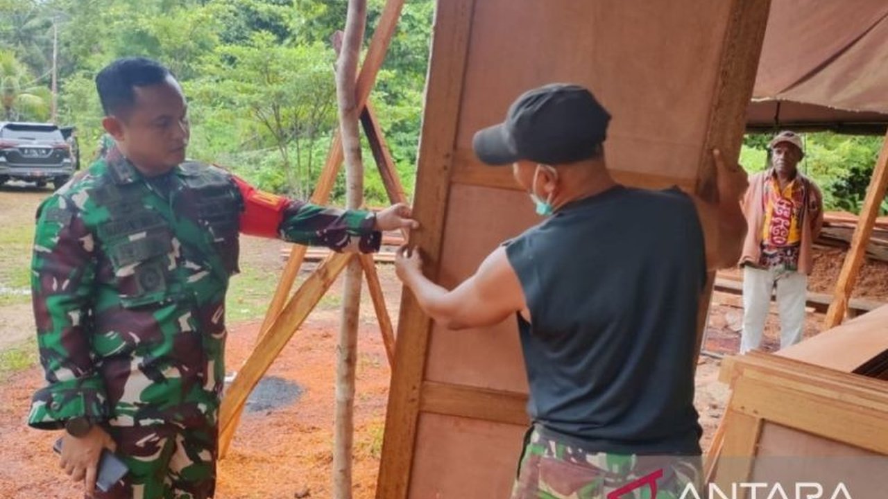 Satuan Tugas TNI Manunggal Membangun Desa (TMMD) ke-123 Kodim 1708 Biak memastikan pembangunan 10 rumah tipe 45 untuk warga Kampung Kbusdori selesai tepat waktu pada 20 Maret 2025.