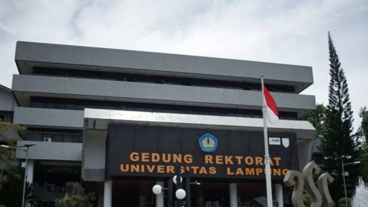 Universitas Lampung (Unila) mengkonfirmasi bahwa Aries Sandi Darma Putra, calon Bupati Pesawaran yang didiskualifikasi MK karena ijazah palsu, pernah terdaftar sebagai mahasiswa Magister Hukum di Unila tahun 2004.