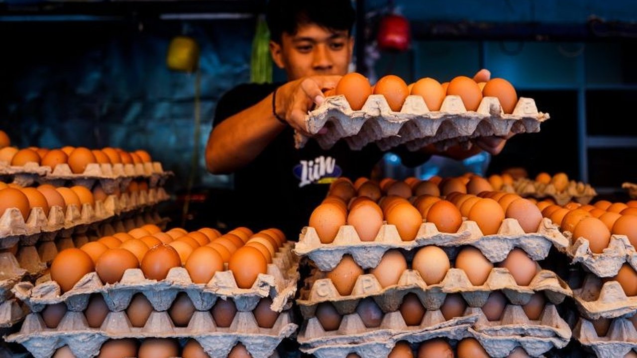 Pemerintah Indonesia berupaya menjaga kestabilan harga pangan selama Ramadhan dan Idul Fitri 2025 dengan berbagai strategi, termasuk pengaturan stok, pengawasan pasar, dan bantuan sosial, meskipun menghadapi tantangan distribusi dan fluktuasi pasar.