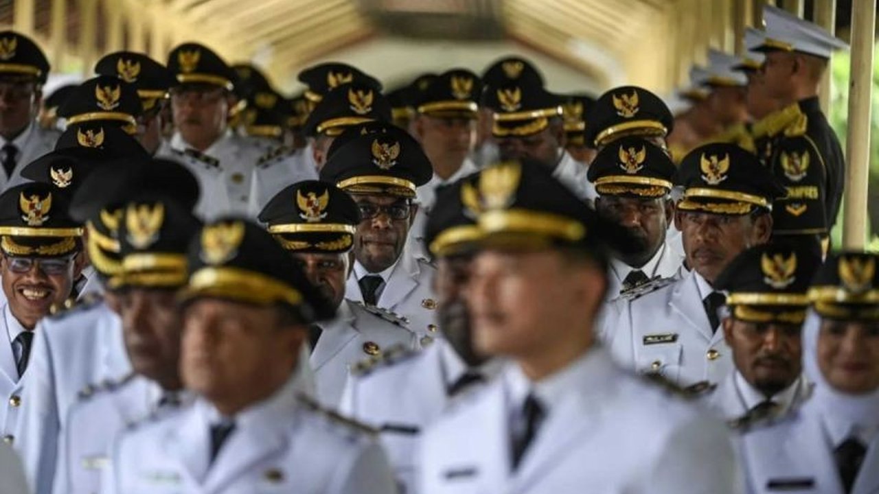 Pengamat politik menilai masyarakat berperan krusial awasi janji politik kepala daerah terpilih, mengingat minimnya peran partai politik dalam hal ini.