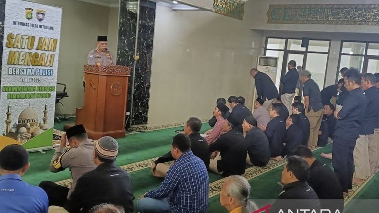 Polda Metro Jaya mengajak masyarakat memakmurkan masjid melalui kegiatan keagamaan dan sosial untuk menciptakan lingkungan yang lebih sejahtera dan aman, seperti yang diungkapkan dalam program 'Satu Jam Mengaji Bersama Polisi' di Masjid Al-Manar TVRI.