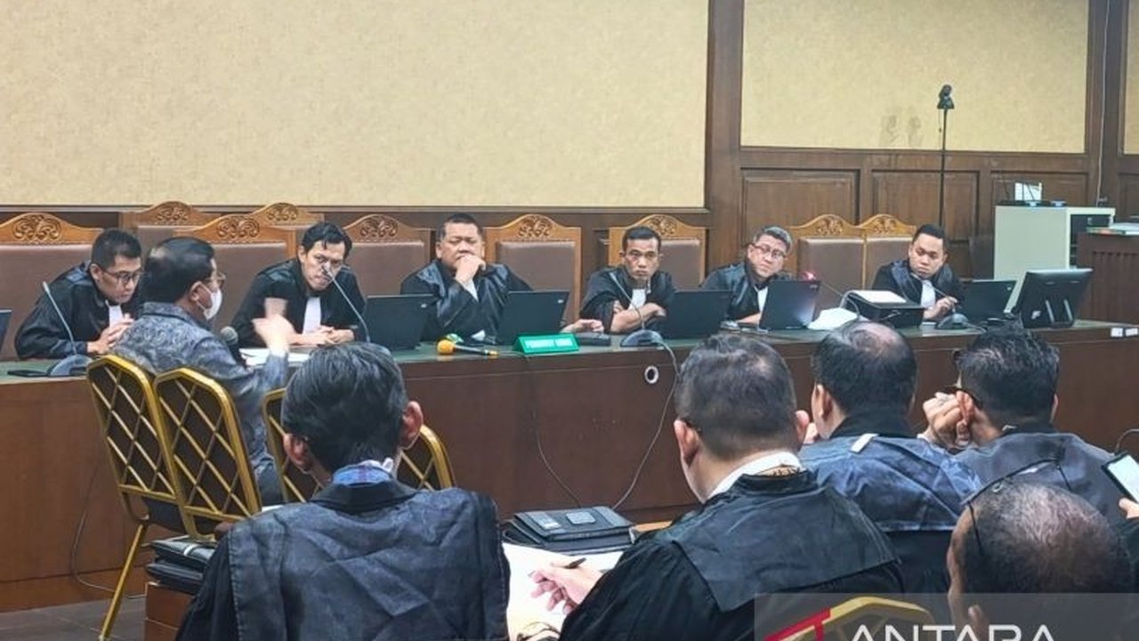 Hakim nonaktif Erintuah Damanik mengaku diminta pengacara Ronald Tannur, Lisa Rachmat, untuk membebaskan kliennya dengan imbalan uang dalam kasus dugaan suap yang menyeret beberapa pihak.