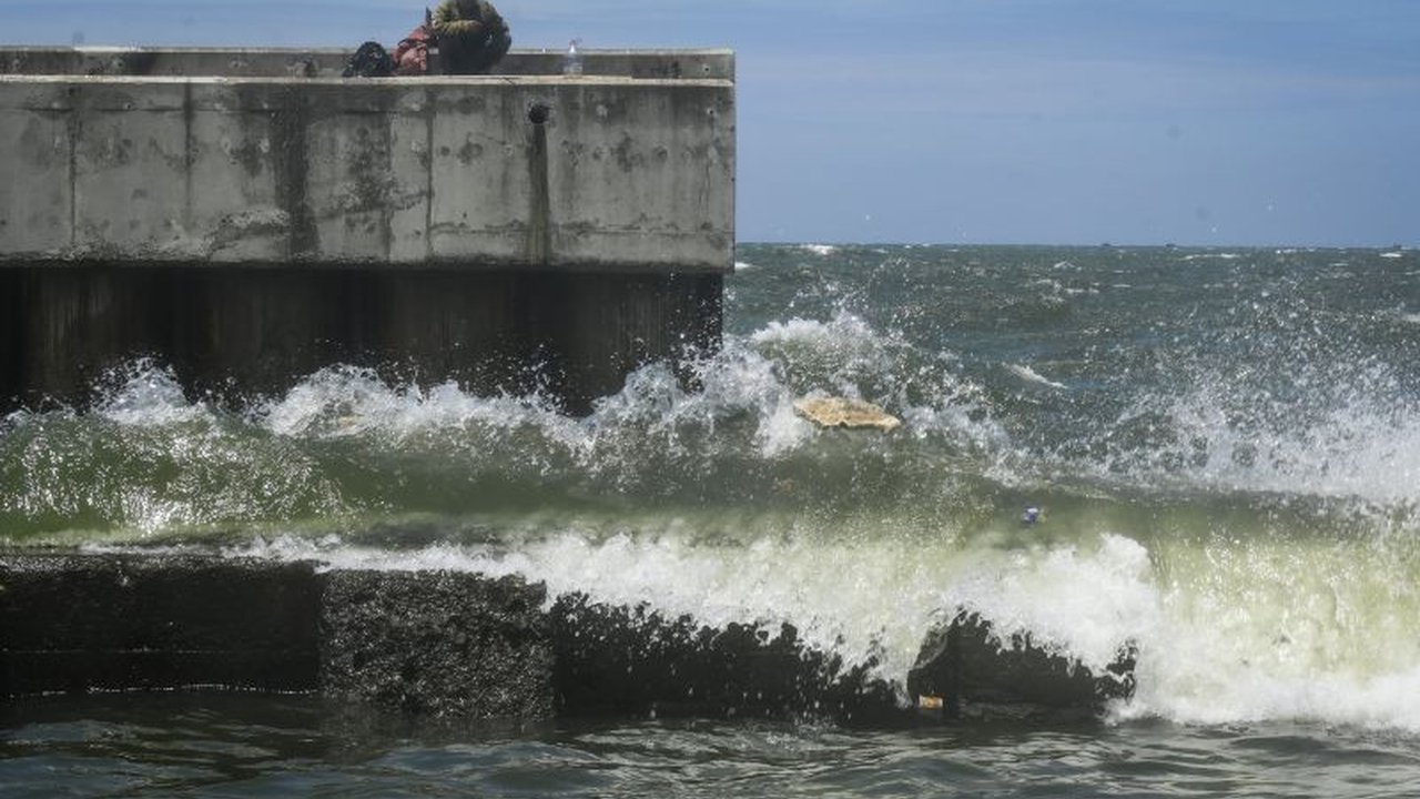 Anggota Komisi IV DPR mendukung proyek Giant Sea Wall untuk mencegah abrasi di pantai utara Jawa, namun menekankan pentingnya kajian mendalam dan solusi terintegrasi.