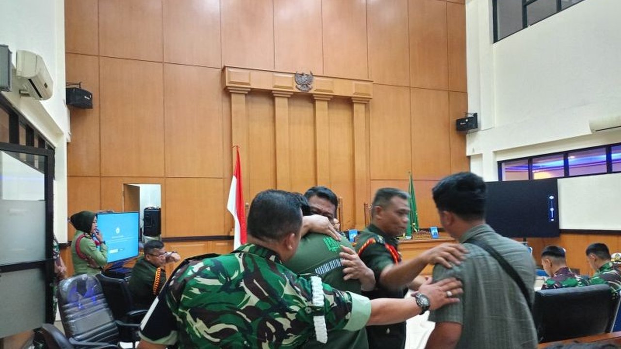 Kesedihan mendalam menyelimuti anak-anak bos rental mobil almarhum Ilyas Abdurrahman saat menyaksikan rekaman CCTV penembakan yang menewaskan ayah mereka dalam sidang di Pengadilan Militer II-08 Jakarta.