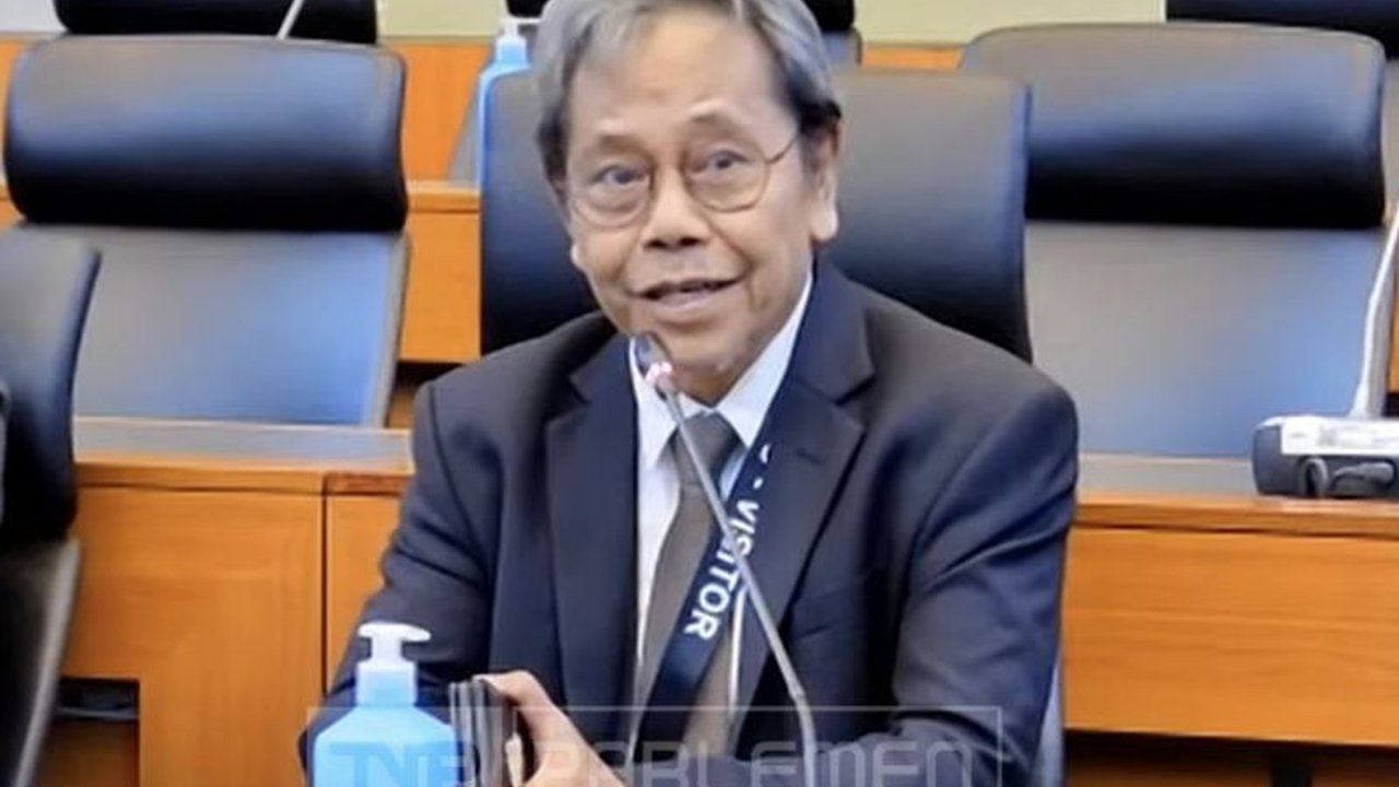 Pakar keamanan dan pertahanan, Dr. Kusnanto Anggoro, menegaskan TNI tak dapat kembali ke sistem dwi fungsi era Orde Baru, meskipun memiliki peran dalam hal pertahanan dan non-pertahanan.