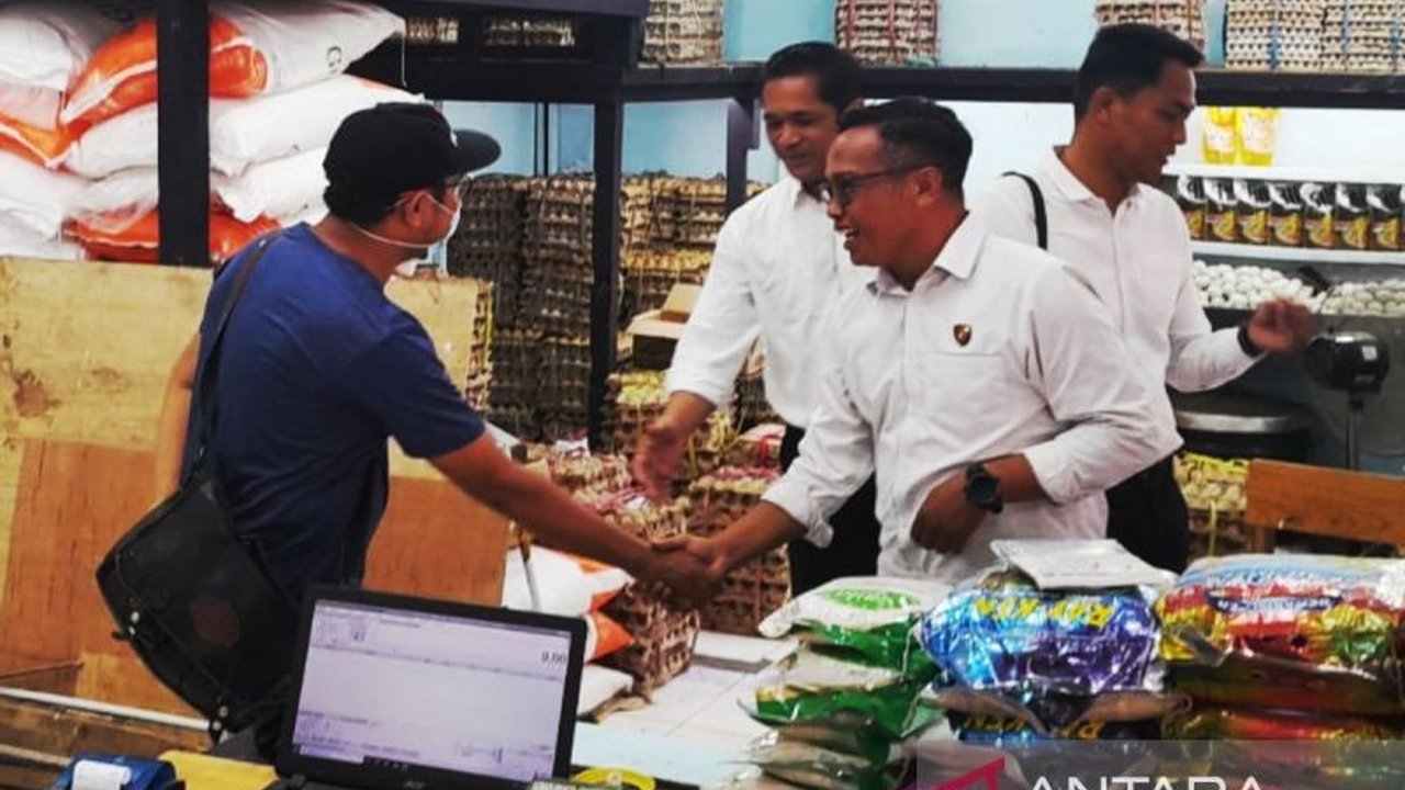 Polresta Banjarmasin melakukan pemantauan di Pasar Sentra Antasari dan Pasar Bawang untuk memastikan stok pangan aman dan harga tetap stabil selama bulan Ramadhan 2025.