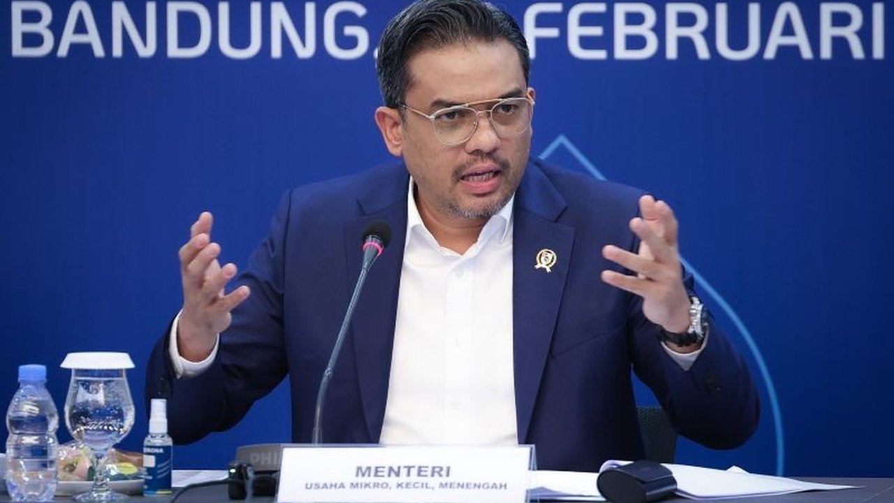 Menteri UMKM, Maman Abdurrahman, berkomitmen tingkatkan kualitas dan kuantitas penyaluran KUR 2025 hingga Rp300 triliun untuk dorong pertumbuhan ekonomi dan UMKM naik kelas.